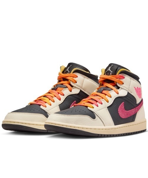 JORDAN BRAND(ジョーダンブランド)の「JORDAN BRAND Air Jordan 1 Mid Se Edge(ジョーダンブランド エアジョーダン 1 ミッド SE エッジ)(スニーカー・レディース・ベージュ系・25.5cm/25cm/24.5cm/24cm/23.5cm/23cm)」の1枚目の写真