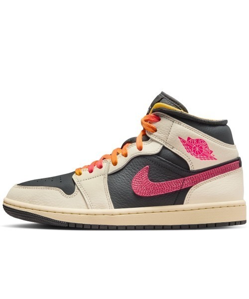 JORDAN BRAND(ジョーダンブランド)の「JORDAN BRAND Air Jordan 1 Mid Se Edge(ジョーダンブランド エアジョーダン 1 ミッド SE エッジ)(スニーカー・レディース・ベージュ系・25.5cm/25cm/24.5cm/24cm/23.5cm/23cm)」の2枚目の写真
