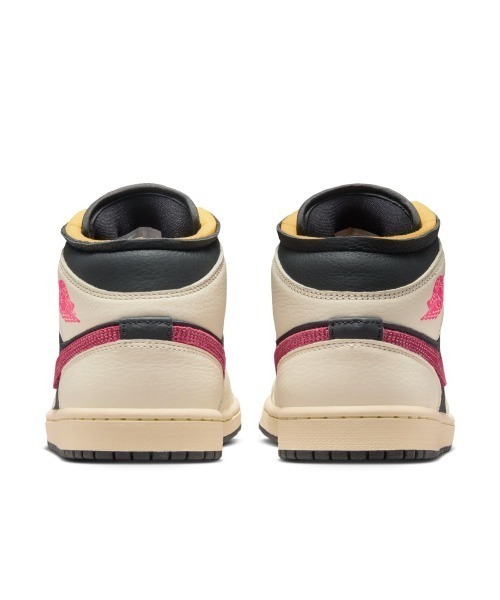 JORDAN BRAND(ジョーダンブランド)の「JORDAN BRAND Air Jordan 1 Mid Se Edge(ジョーダンブランド エアジョーダン 1 ミッド SE エッジ)(スニーカー・レディース・ベージュ系・25.5cm/25cm/24.5cm/24cm/23.5cm/23cm)」の8枚目の写真