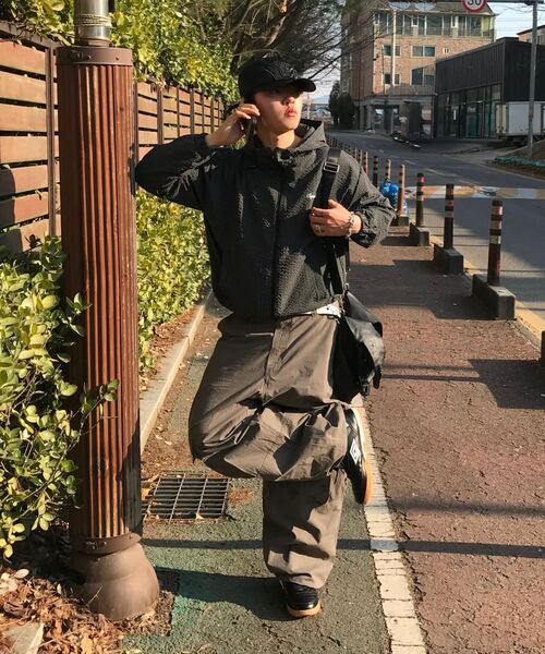 WMC(ダブリューエムシー)の「ユーティリティカーゴパンツ_チャコールグレー(スウェットパンツ・メンズ・チャコールグレー・34/30(M)/32(L))」の2枚目の写真
