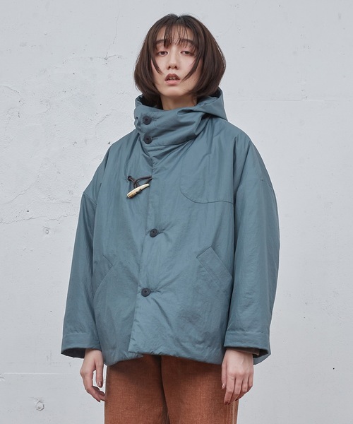 Dulcamara(ドゥルカマラ)の「パデッドダッフルショートCT(その他アウター・メンズ・グリーン/ブルーグレー・1/0)」の2枚目の写真