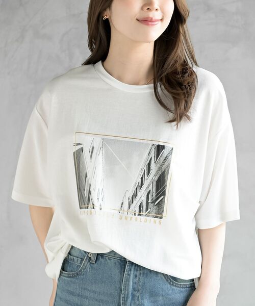 rps(アールピーエス)の「箔×タウンフォトプリントT(Tシャツ/カットソー・レディース・ブラック/オフホワイト/チャコールグレー・フリー)」の1枚目の写真