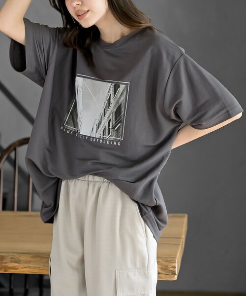 rps(アールピーエス)の「箔×タウンフォトプリントT(Tシャツ/カットソー・レディース・ブラック/オフホワイト/チャコールグレー・フリー)」の3枚目の写真