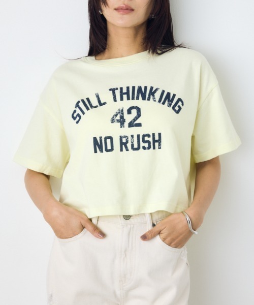 AZUL by moussy(アズールバイマウジー)の「カスレプリントTシャツ(Tシャツ/カットソー・レディース・ホワイト/ライトイエロー/ブラック/グレー×ホワイト・SMALL/MEDIUM)」の2枚目の写真