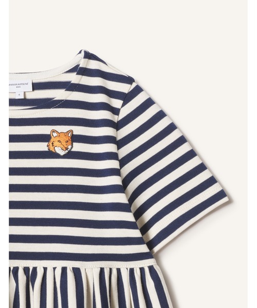 Maison Kitsune（メゾンキツネ）の「FOX HEAD KID STRIPPED DRESS（ワンピース・キッズ・ホワイト×ネイビー・12/10/8/6/4）」の5枚目の写真
