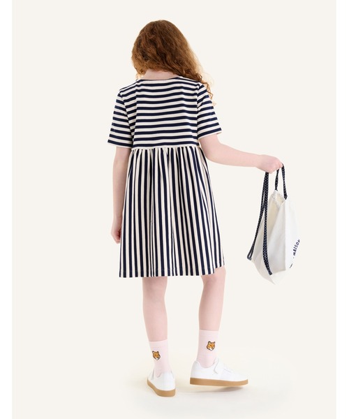 Maison Kitsune（メゾンキツネ）の「FOX HEAD KID STRIPPED DRESS（ワンピース・キッズ・ホワイト×ネイビー・12/10/8/6/4）」の7枚目の写真