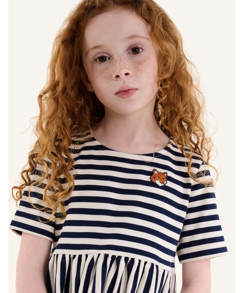Maison Kitsune（メゾンキツネ）の「FOX HEAD KID STRIPPED DRESS（ワンピース・キッズ・ホワイト×ネイビー・12/10/8/6/4）」の2枚目の写真
