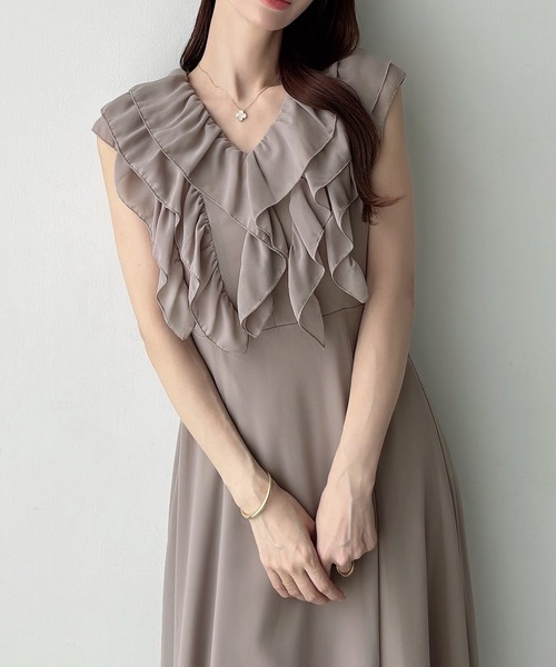 Meiru(メイル)の「フリルノースリーブフレアワンピース(ワンピース・レディース・グレイッシュベージュ/ブルー・LARGE/SMALL/MEDIUM)」の1枚目の写真