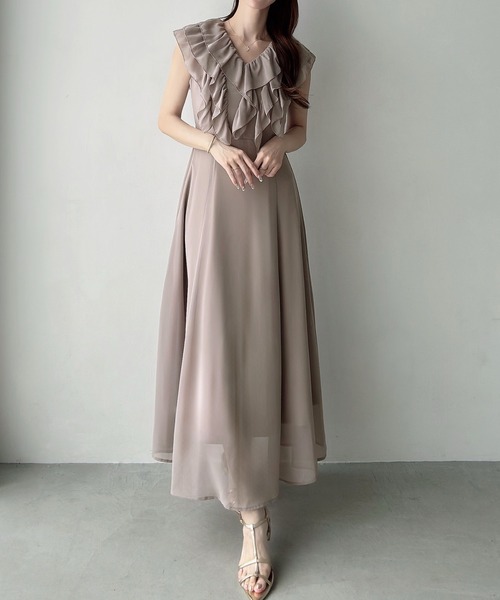 Meiru(メイル)の「フリルノースリーブフレアワンピース(ワンピース・レディース・グレイッシュベージュ/ブルー・LARGE/SMALL/MEDIUM)」の4枚目の写真