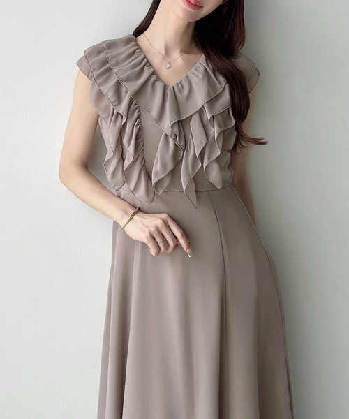Meiru(メイル)の「フリルノースリーブフレアワンピース(ワンピース・レディース・グレイッシュベージュ/ブルー・LARGE/SMALL/MEDIUM)」の7枚目の写真