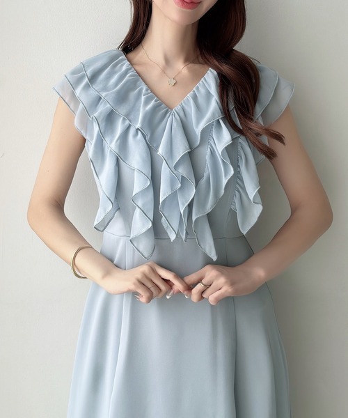 Meiru(メイル)の「フリルノースリーブフレアワンピース(ワンピース・レディース・グレイッシュベージュ/ブルー・LARGE/SMALL/MEDIUM)」の10枚目の写真