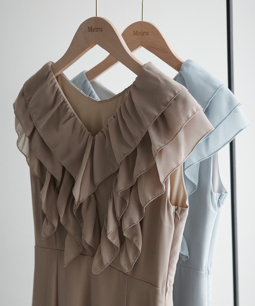 Meiru(メイル)の「フリルノースリーブフレアワンピース(ワンピース・レディース・グレイッシュベージュ/ブルー・LARGE/SMALL/MEDIUM)」の12枚目の写真