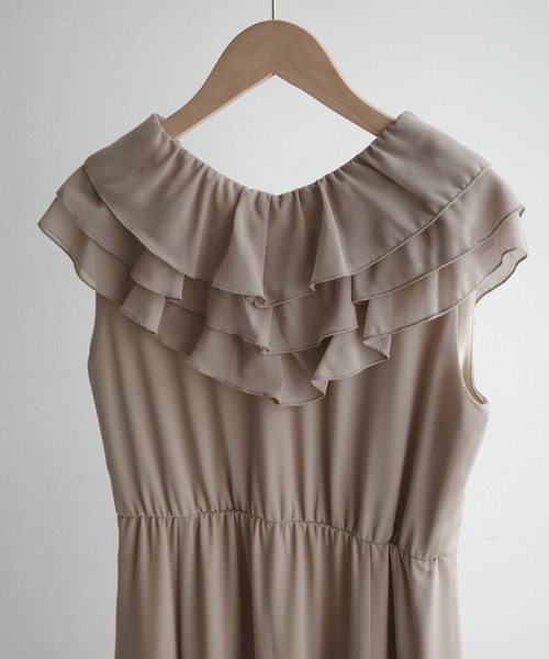 Meiru(メイル)の「フリルノースリーブフレアワンピース(ワンピース・レディース・グレイッシュベージュ/ブルー・LARGE/SMALL/MEDIUM)」の3枚目の写真