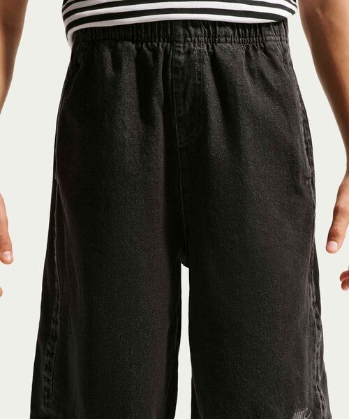 NIKE(ナイキ)の「ナイキ スポーツウェア コレクション ジュニア デニム ショートパンツ / Nike Sportswear Collection Big Kids' Denim Shorts IM4629-010 Black(デニムパンツ・キッズ・ブラック・160/150/140/130)」の2枚目の写真