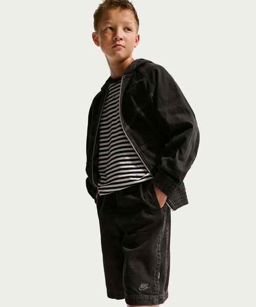 NIKE(ナイキ)の「ナイキ スポーツウェア コレクション ジュニア デニム ショートパンツ / Nike Sportswear Collection Big Kids' Denim Shorts IM4629-010 Black(デニムパンツ・キッズ・ブラック・160/150/140/130)」の4枚目の写真