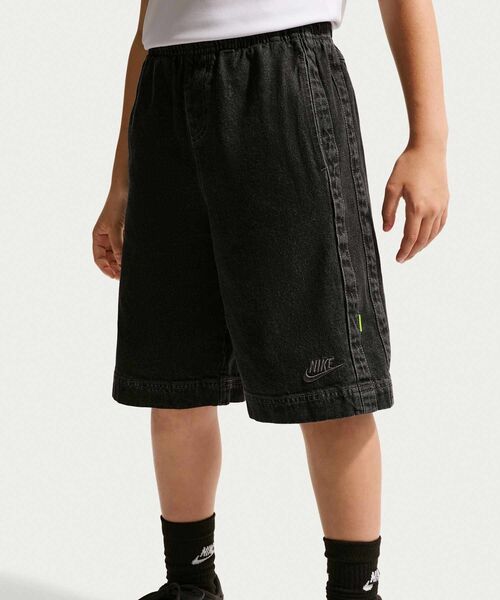 NIKE(ナイキ)の「ナイキ スポーツウェア コレクション ジュニア デニム ショートパンツ / Nike Sportswear Collection Big Kids' Denim Shorts IM4629-010 Black(デニムパンツ・キッズ・ブラック・160/150/140/130)」の1枚目の写真