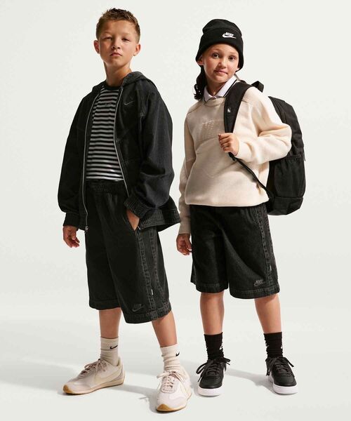 NIKE(ナイキ)の「ナイキ スポーツウェア コレクション ジュニア デニム ショートパンツ / Nike Sportswear Collection Big Kids' Denim Shorts IM4629-010 Black(デニムパンツ・キッズ・ブラック・160/150/140/130)」の3枚目の写真