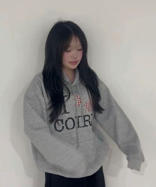 COIRIS(コイリス)の「スルー ヴィンテージチェックロゴ フードパーカー 男女共用 (2カラー)(パーカー・レディース・グレー/ブラック・FREE)」の14枚目の写真