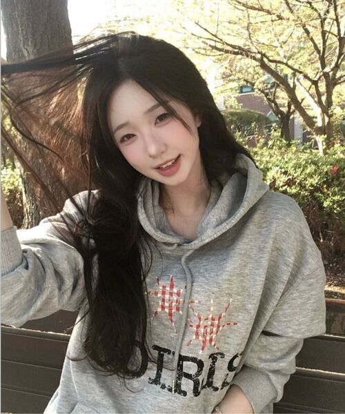 COIRIS(コイリス)の「スルー ヴィンテージチェックロゴ フードパーカー 男女共用 (2カラー)(パーカー・レディース・グレー/ブラック・FREE)」の15枚目の写真