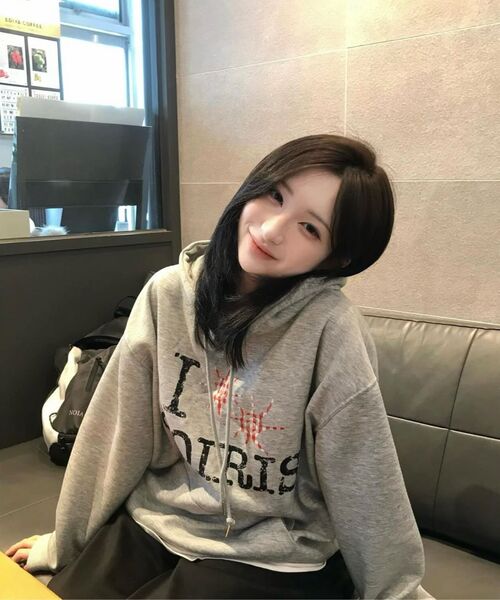COIRIS(コイリス)の「スルー ヴィンテージチェックロゴ フードパーカー 男女共用 (2カラー)(パーカー・レディース・グレー/ブラック・FREE)」の18枚目の写真