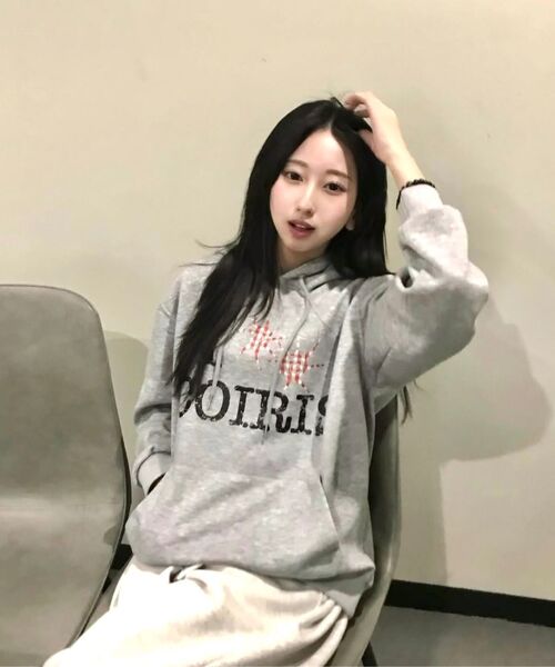 COIRIS(コイリス)の「スルー ヴィンテージチェックロゴ フードパーカー 男女共用 (2カラー)(パーカー・レディース・グレー/ブラック・FREE)」の22枚目の写真