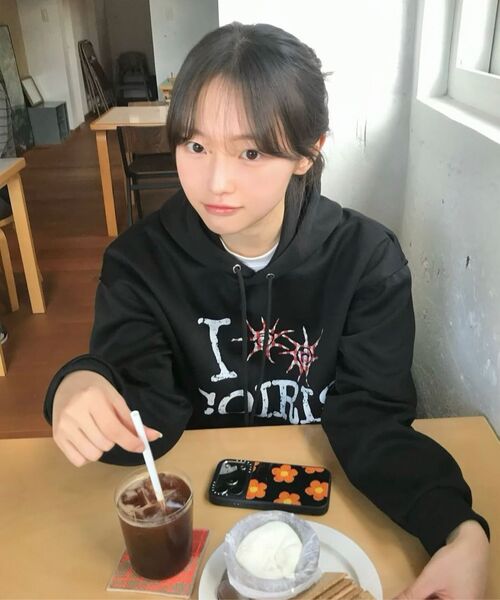 COIRIS(コイリス)の「スルー ヴィンテージチェックロゴ フードパーカー 男女共用 (2カラー)(パーカー・レディース・グレー/ブラック・FREE)」の4枚目の写真