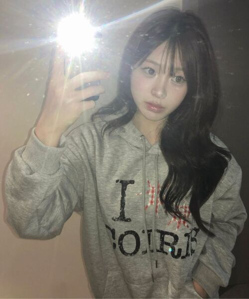 COIRIS(コイリス)の「スルー ヴィンテージチェックロゴ フードパーカー 男女共用 (2カラー)(パーカー・レディース・グレー/ブラック・FREE)」の5枚目の写真