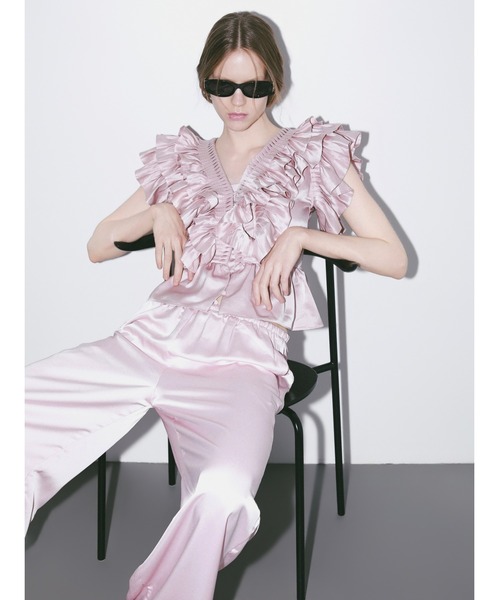 AMOMMA(アモマ)の「SATIN RAFFLE FRILL TOPS(シャツ/ブラウス・レディース・アイボリー/ブラック/ピンク・FREE)」の1枚目の写真
