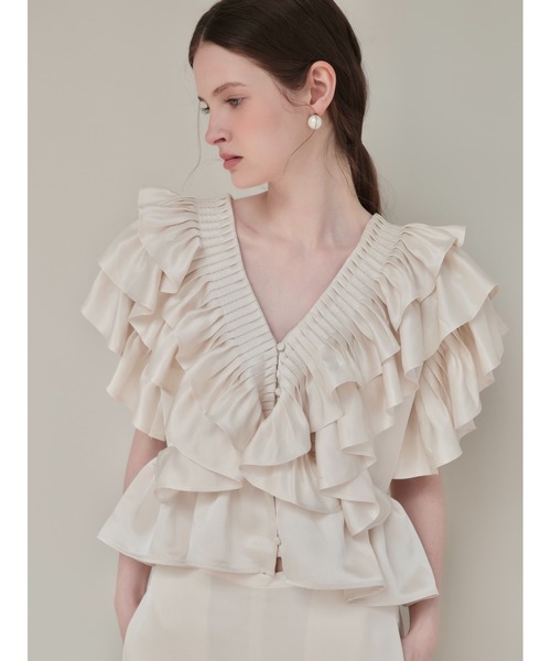 AMOMMA(アモマ)の「SATIN RAFFLE FRILL TOPS(シャツ/ブラウス・レディース・アイボリー/ブラック/ピンク・FREE)」の2枚目の写真