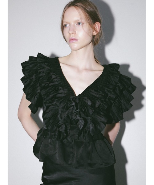 AMOMMA(アモマ)の「SATIN RAFFLE FRILL TOPS(シャツ/ブラウス・レディース・アイボリー/ブラック/ピンク・FREE)」の3枚目の写真