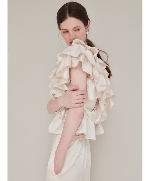 AMOMMA(アモマ)の「SATIN RAFFLE FRILL TOPS(シャツ/ブラウス・レディース・アイボリー/ブラック/ピンク・FREE)」の4枚目の写真