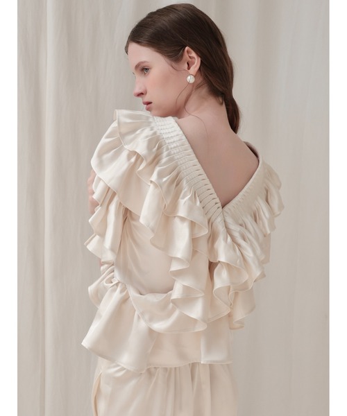 AMOMMA(アモマ)の「SATIN RAFFLE FRILL TOPS(シャツ/ブラウス・レディース・アイボリー/ブラック/ピンク・FREE)」の6枚目の写真