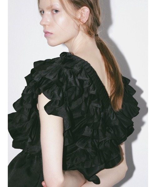 AMOMMA(アモマ)の「SATIN RAFFLE FRILL TOPS(シャツ/ブラウス・レディース・アイボリー/ブラック/ピンク・FREE)」の11枚目の写真