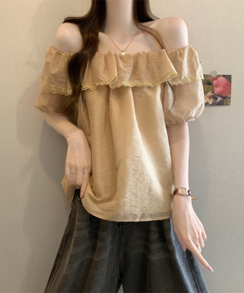LUCPY(ラクピー)の「オフショルダーフリルブラウス(シャツ/ブラウス・レディース・ベージュ/ブラウン/ブルー/ホワイト・FREE)」の3枚目の写真