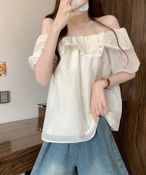 LUCPY(ラクピー)の「オフショルダーフリルブラウス(シャツ/ブラウス・レディース・ベージュ/ブラウン/ブルー/ホワイト・FREE)」の1枚目の写真