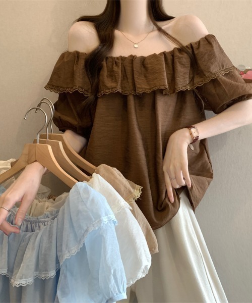 LUCPY(ラクピー)の「オフショルダーフリルブラウス(シャツ/ブラウス・レディース・ベージュ/ブラウン/ブルー/ホワイト・FREE)」の5枚目の写真