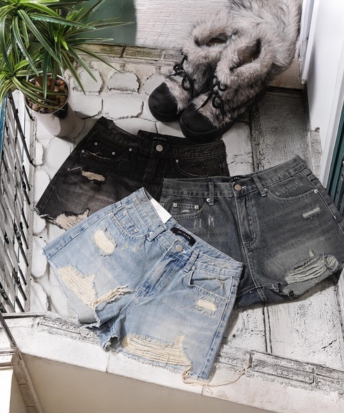 1111clothing(ワンフォークロージング)の「クラッシュデニム ショートパンツ / Distressed Denim Shorts(その他パンツ・レディース・ダークブルー/ライトブルー/ブラック・S/M/L)」の6枚目の写真