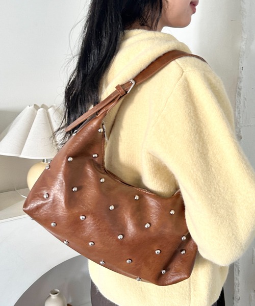 wears(ウェアーズ)の「2way スタッズショルダーバッグ(ショルダーバッグ・レディース・アイボリー/ブラウン/ブラック/ダークブラウン・FREE)」の4枚目の写真