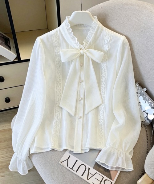 LUCPY(ラクピー)の「レースフリル ボウタイリボンブラウス(シャツ/ブラウス・レディース・ホワイト/アイボリー・SMALL/MEDIUM/LARGE/X-LARGE)」の2枚目の写真