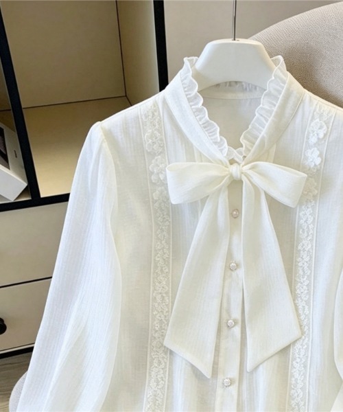 LUCPY(ラクピー)の「レースフリル ボウタイリボンブラウス(シャツ/ブラウス・レディース・ホワイト/アイボリー・SMALL/MEDIUM/LARGE/X-LARGE)」の3枚目の写真