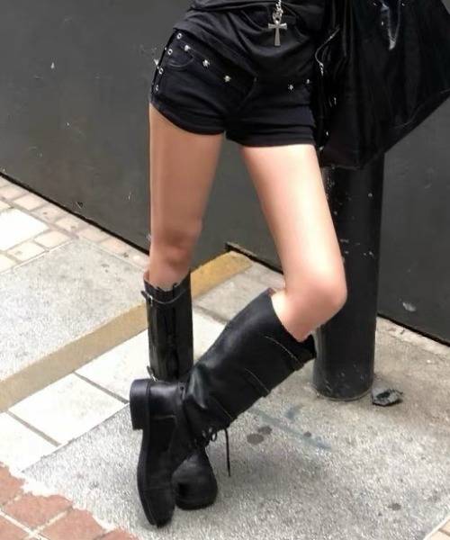 Vipoa(ヴィポア)の「Slim studs shorts(デニムパンツ・レディース・ブラック・SMALL/MEDIUM)」の1枚目の写真