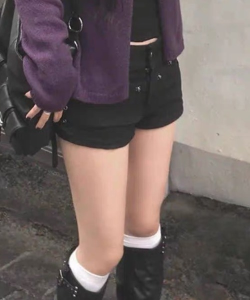 Vipoa(ヴィポア)の「Slim studs shorts(デニムパンツ・レディース・ブラック・SMALL/MEDIUM)」の11枚目の写真