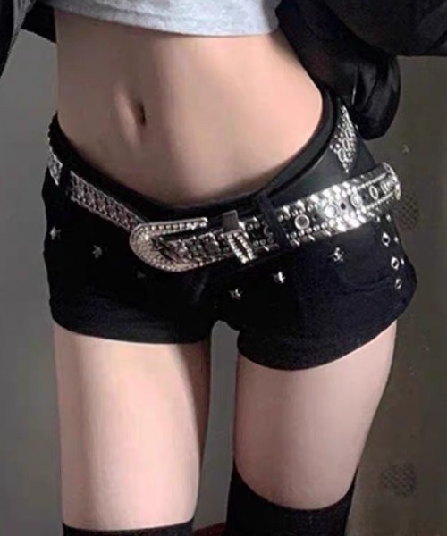 Vipoa(ヴィポア)の「Slim studs shorts(デニムパンツ・レディース・ブラック・SMALL/MEDIUM)」の2枚目の写真