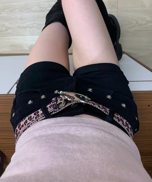 Vipoa(ヴィポア)の「Slim studs shorts(デニムパンツ・レディース・ブラック・SMALL/MEDIUM)」の4枚目の写真