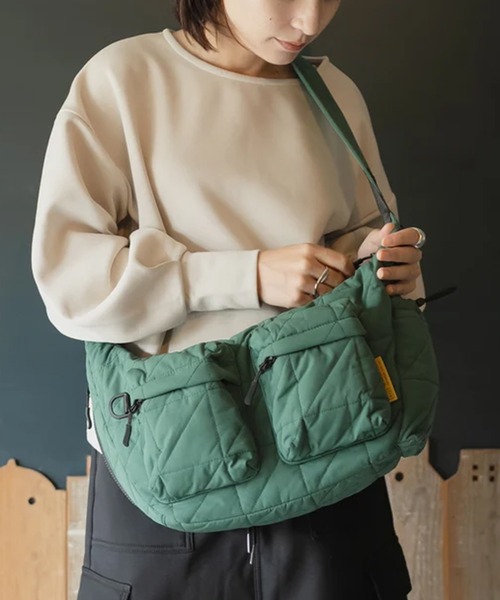 KiU(キウ)の「【KiU】スクエアパデッドWポケットショルダーバッグ K576(ショルダーバッグ・レディース・ブラック/グリーン/レオパード・FREE)」の3枚目の写真