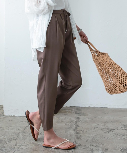 KOBE LETTUCE（コウベレタス）の「リラックステーパードパンツ（スラックス・レディース・オフホワイト/ベージュ/オリーブ/マスタード/ブルー/ブラック/グリーン/ピンク系その他/グリーン系その他/グリーン系その他2/オレンジ系その他/ブルー系その他/イエロー/グレイッシュベージュ/ブラック系その他/ベージュ系その他/ホワイト系その他/ピンク系その他2/オレンジ系その他2/ブラウン系/ブラウン系1/グリーン系/アイボリー/ベージュ系その他2/モカ・M/L/S）」の8枚目の写真