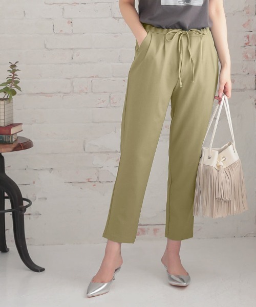 KOBE LETTUCE（コウベレタス）の「リラックステーパードパンツ（スラックス・レディース・オフホワイト/ベージュ/オリーブ/マスタード/ブルー/ブラック/グリーン/ピンク系その他/グリーン系その他/グリーン系その他2/オレンジ系その他/ブルー系その他/イエロー/グレイッシュベージュ/ブラック系その他/ベージュ系その他/ホワイト系その他/ピンク系その他2/オレンジ系その他2/ブラウン系/ブラウン系1/グリーン系/アイボリー/ベージュ系その他2/モカ・M/L/S）」の10枚目の写真