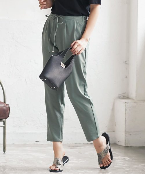 KOBE LETTUCE（コウベレタス）の「リラックステーパードパンツ（スラックス・レディース・オフホワイト/ベージュ/オリーブ/マスタード/ブルー/ブラック/グリーン/ピンク系その他/グリーン系その他/グリーン系その他2/オレンジ系その他/ブルー系その他/イエロー/グレイッシュベージュ/ブラック系その他/ベージュ系その他/ホワイト系その他/ピンク系その他2/オレンジ系その他2/ブラウン系/ブラウン系1/グリーン系/アイボリー/ベージュ系その他2/モカ・M/L/S）」の15枚目の写真