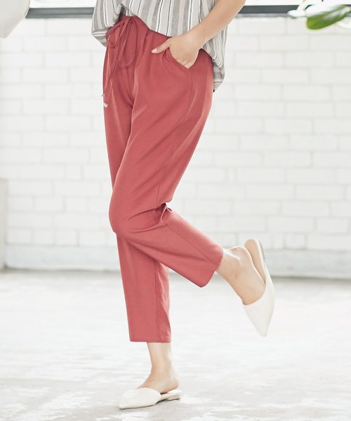 KOBE LETTUCE（コウベレタス）の「リラックステーパードパンツ（スラックス・レディース・オフホワイト/ベージュ/オリーブ/マスタード/ブルー/ブラック/グリーン/ピンク系その他/グリーン系その他/グリーン系その他2/オレンジ系その他/ブルー系その他/イエロー/グレイッシュベージュ/ブラック系その他/ベージュ系その他/ホワイト系その他/ピンク系その他2/オレンジ系その他2/ブラウン系/ブラウン系1/グリーン系/アイボリー/ベージュ系その他2/モカ・M/L/S）」の22枚目の写真