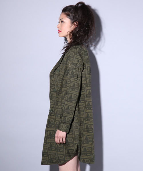 HYSTERIC GLAMOUR（ヒステリックグラマー）の「ワッペン付 オックス長袖ミリタリーSHOP（ワンピース・レディース・カーキ/グリーン系カモフラージュ/ネイビー/ブラック・FREE）」の5枚目の写真
